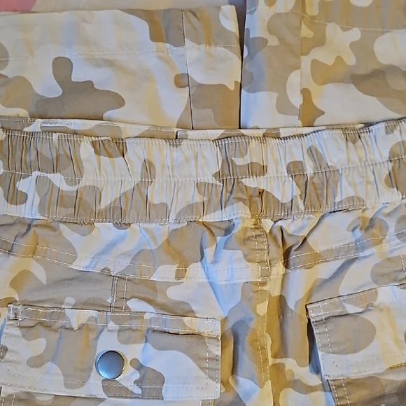 Cato, size 16 Camouflage Capris Cargo Pants - Picture 14 of 15